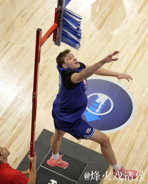 弗拉格身穿深蓝Hesi Low v2，创造生涯新高42分7篮板6助攻