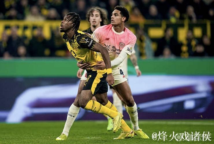 主裁：安萨拉拉扯丘库埃梅卡未判罚？属轻微动作